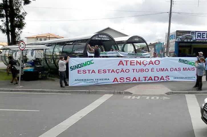 Sindimoc indignado com falta de segurança, instala faixa em Estação-Tubo em Curitiba